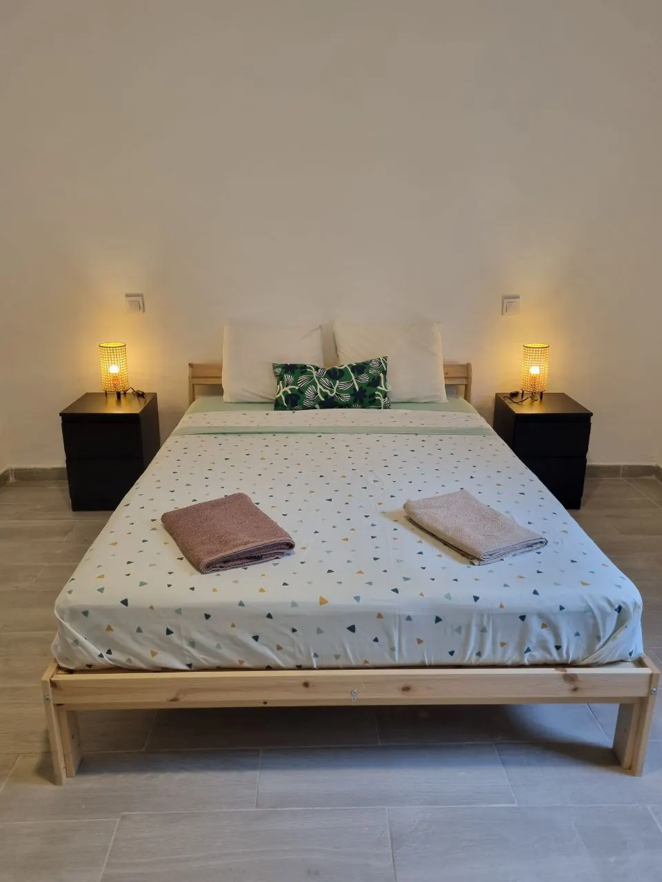 Habitación con cama de matrimonio y dos mesitas de noche con lámparas